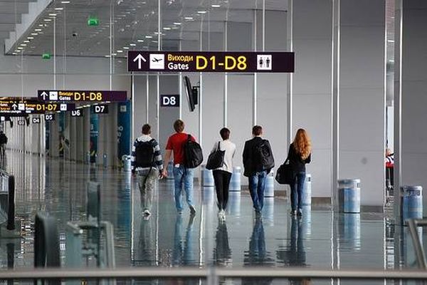 مزحة في مطار أوكراني بين 3 طلاب مغربيين تعطل رحلة إلى باريس!