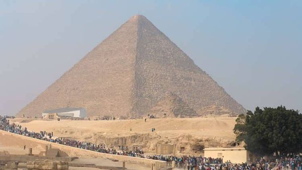 وزير الآثار المصري يكشف عن تفاصيل الاكتشاف الجديد في هرم "خوفو"