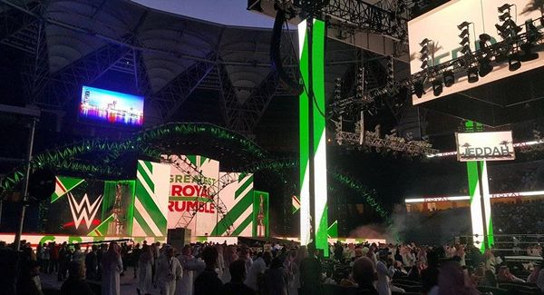 شاهد رد فعل مصارعين عالميين عند تقديم وجبة "مفطح" السعودية لهما
