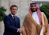لماذا طلب ماكرون العون من بن سلمان عشيّة جولة لودريان الأولى؟
شكوك حول انعقاد الحوار... والحسم ينتظر تغيّرات داخليّة وخارجيّة