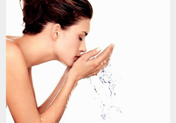 احذري العادات العفوية التي تضر بجمالك!