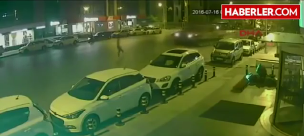 بالفيديو: لحظات مرعبة عاشها شاب تركي بعد عبور دبابتين من فوقه