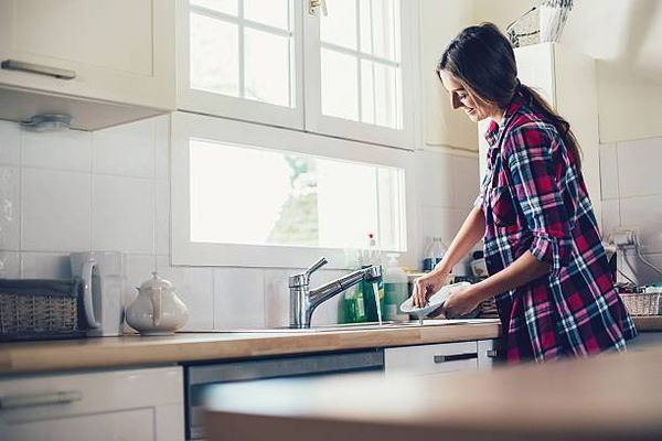 هل تعلم.. الطهي والتنظيف وأعمال منزلية أخرى قد تقيك من مرض "ألزهايمر"