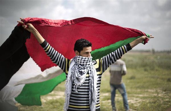 بالفيديو: شاهد فلسطيني يطعن 4 اسرائيليين ويتوارى عن الانظار