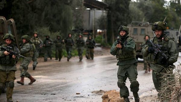 إسرائيل تعتقل 13 فلسطينيا في الضفة بتهمة "الإرهاب"
