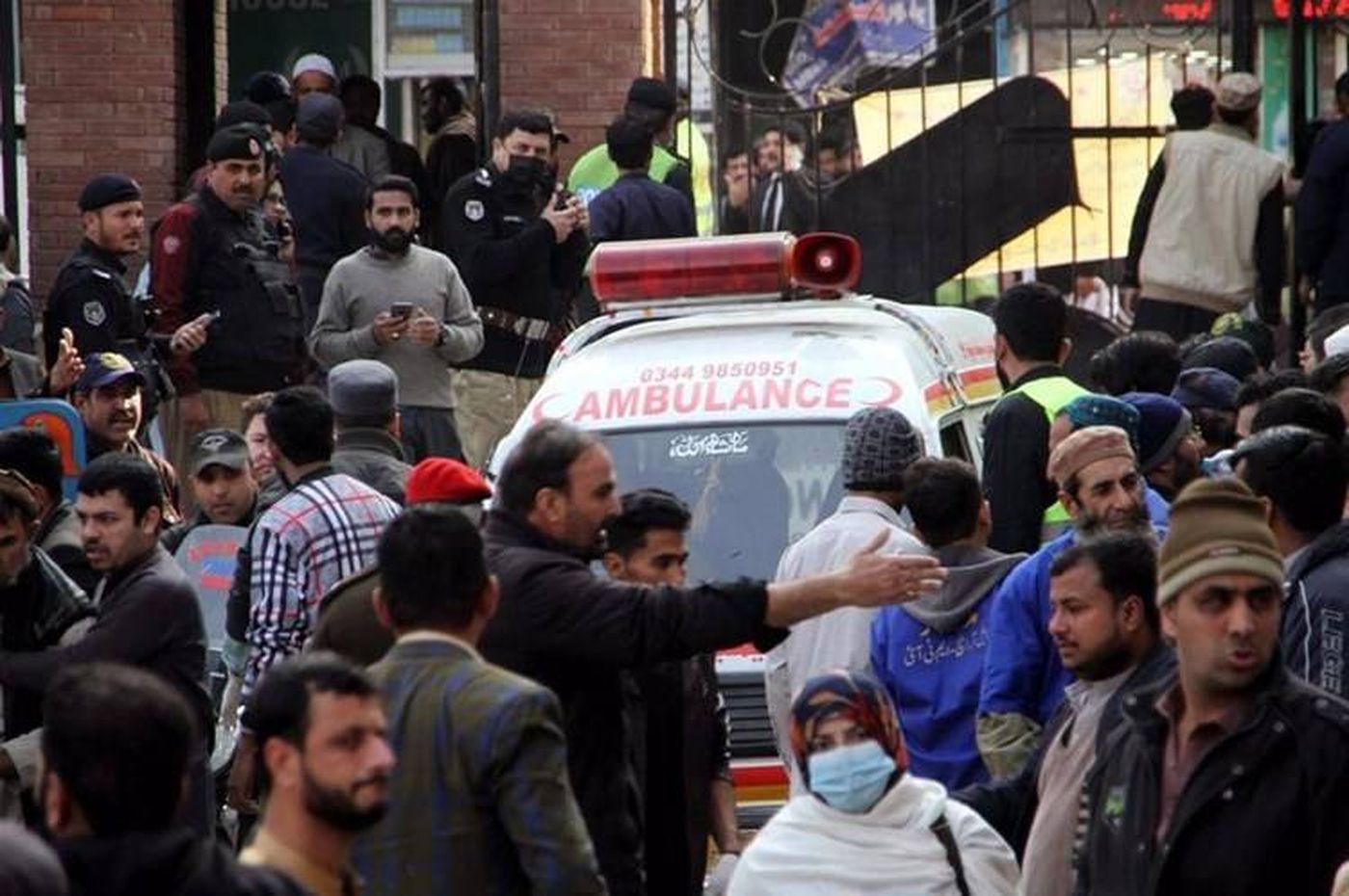 مقتل 6 جنود و7 معلمين في حادثين منفصلين في باكستان