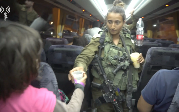 Les yeux des réfugiés syriens brillaient en traversant Israël, affirme Tsahal