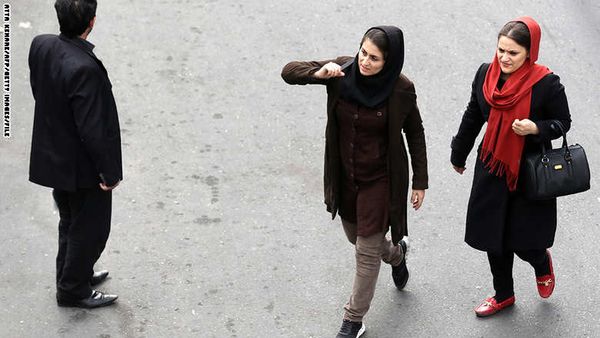  صور لإيرانيات من دون حجاب على الإنترنت تثير الجدل!
