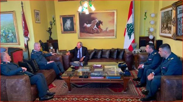 لحود: الجيش صمّام أمان الدولة
