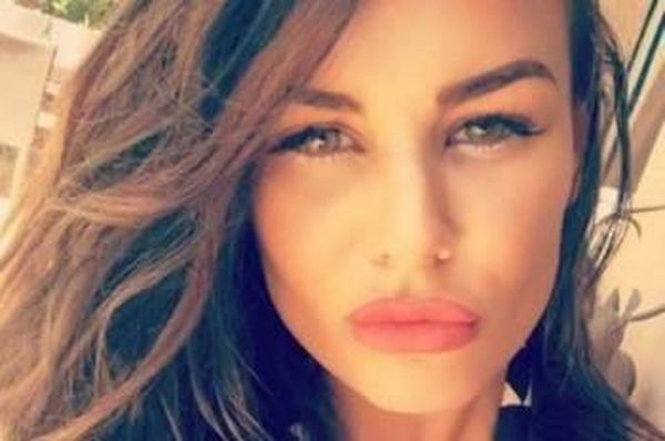 بالصور: شانتال كونيلي "سعيدة وَعارية" بعد إنفصال حبيبها عنها!