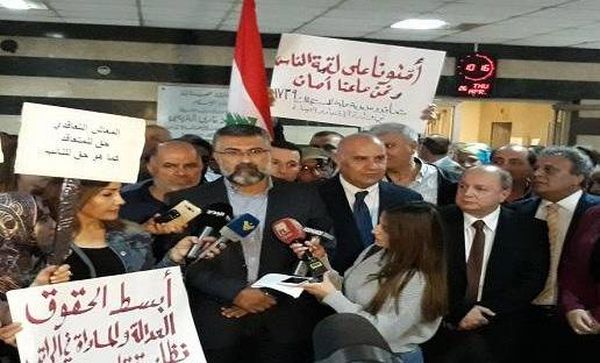 اعتصام لمتعاقدي "اللبنانية" للمطالبة برواتبهم المتأخرة