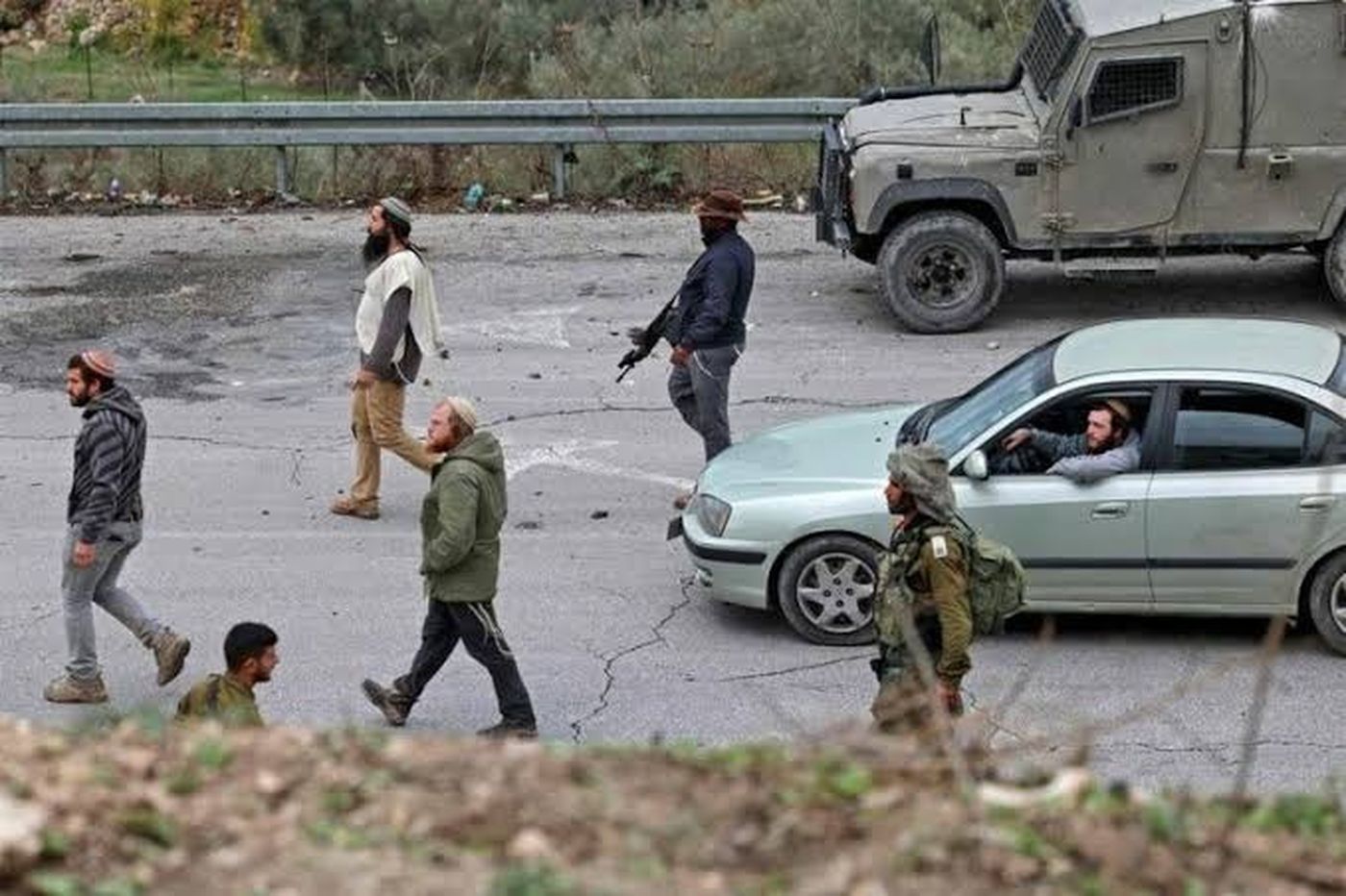 بالهراوات والحجارة.. مستوطنون يعتدون على ناشطين وصحافيين في جناتا