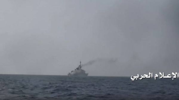 الحوثيون يدحضون الرواية السعودية ويتحدثون عن صاروخ موجه أصاب الفرقاطة