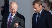 ماذا دار بين بوتين وماكرون خلال لقائهما في الكرملين؟
