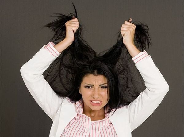 ليس القلق وحده... الملل والإرهاق قد يدفعان إلى نتف الشعر
