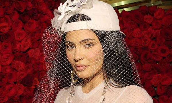 كايلي جينر بصور من طائرتها الخاصة.. وتكشف عن صديق رحلاتها الدائم