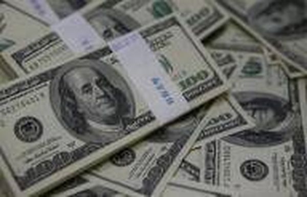 الدولار يهبط مع إحجام مجلس الاحتياطي عن تقديم دلالات واضحة بشأن الفائدة