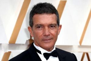 أنطونيو بانديراس يخطف الأنظار برفقة ابنته ستيلا في ظهور نادر بمهرجان تورونتو السينمائي 2026
