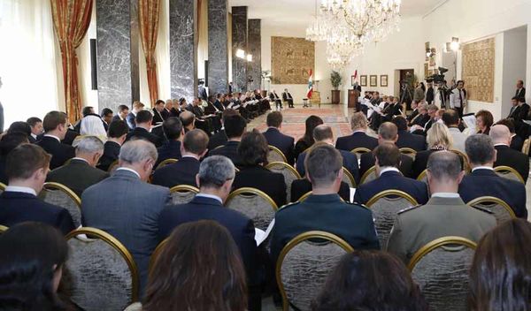 الحريري: سندخل الحكومة لمنع الانهيار ونرفض «الجيش والشعب والمقاومة» والمشكلة مع حزب الله ...
بعبدا ــ عين التينة ــ المصيطبة : الحكومة هذا الاسبوع والمداورة شاملة والخارجية لسليمان ...
جعجع: لن نشارك في الحكومة وقرارنا مستقل.. وعون: الحريري شجاع وسهّل التأليف