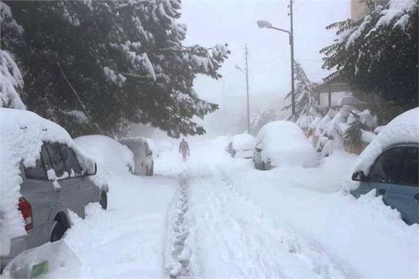 عاصفة عنيفة تضرب الولايات المتحدة وتدفع لإعلان الطوارئ