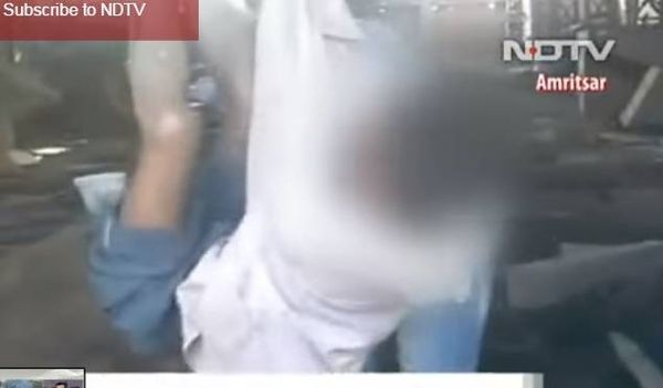 بالفيديو: مدير يعذب موظفا حتى الموت!