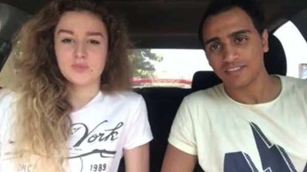 بالفيديو.. مصري وزوجته الروسية يوزعان الطعام على الفقراء!