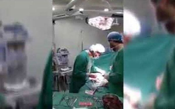 طبيب لبناني.. رنّم للقديس شربل خلال عمليّة جراحيّة