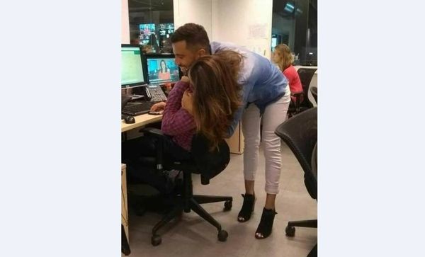 الصورة التي أشعلت الإنترنت.. من الشاب ومن الفتاة؟!