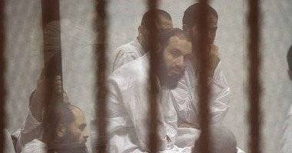 متهم بـ"أنصار الشريعة" يقذف المحكمة بحذائه.. ورئيسها يحرك دعوى إهانة ضده