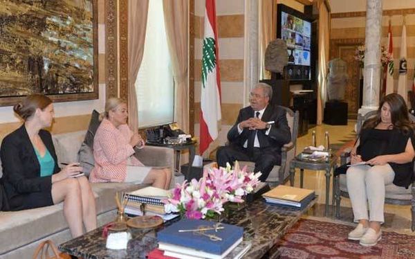 استقبل سفيرة النروج وتسلّم مفتاح الاسكندرية
المشنوق : الأوضاع الأمنيّة تحت السيطرة
