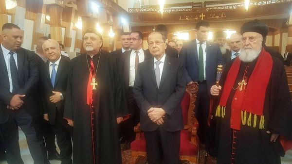 الرئيس عون يصل إلى كنيسة سيدة النجاة في مطرانية السريان الكاثوليك حيث كان في استقباله رئيس طائفة السريان الكاثوليك المطران يوسف منصور عبا