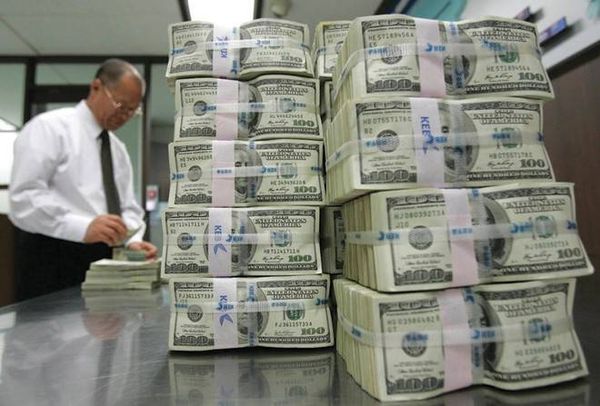 اتساع فروق العائد بين الديون الأمريكية والألمانية يدعم أسعار الدولار