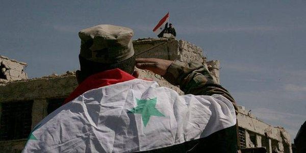 رفع العلم السوري في عين ترما وجوبر بعد تحريرهما من الإرهاب