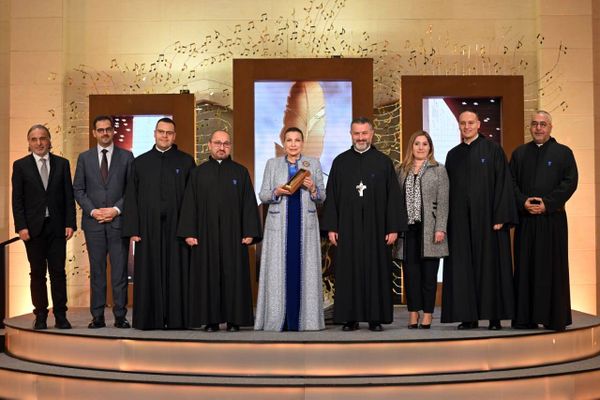 الجامعة الأنطونيّة تمنح سعادة هدى إبراهيم الخميس جائزة الريشة الذهبيّة تقديرًا لإسهاماتها في قطاعَي الثقافة والفنون