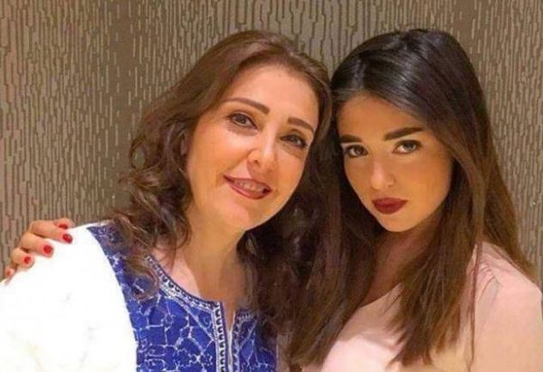 بالفيديو - لحظة انقلاب السيارة بنايا ابنة وفاء موصللي