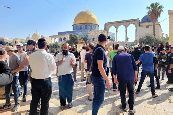 مئات المستوطنين يقتحمون مقامات عورتا... وتصعيد واسع في الضفة