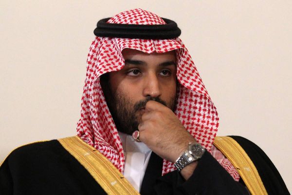 بالفيديو.. لماذا غضب الأمير محمد بن سلمان من حارسه وشدّه من يده؟