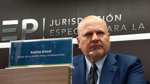 كريم خان ينفي مزاعم بالتحرش الجنسي
