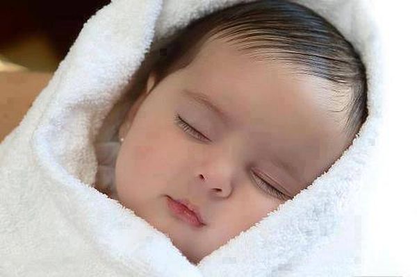 لماذا يُنصح بـ نوم الطفل في غرفة مظلمة؟