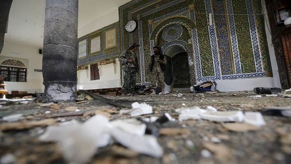انفجار سيارة ملغومة قرب مسجد في صنعاء