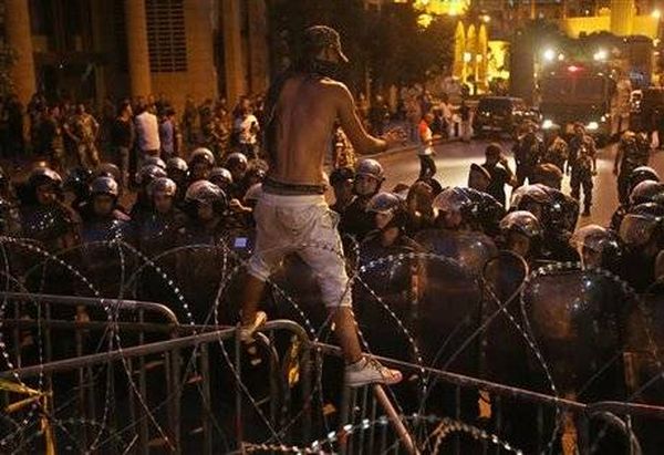 ليلة سوداء في ساحة الشهداء... فهل سينتسى المطلب الرئيسي؟