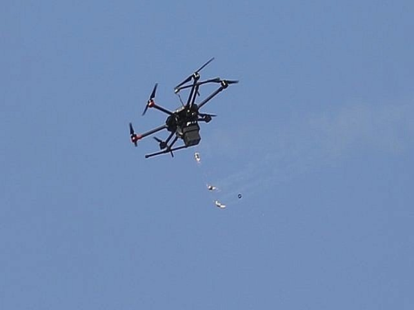طائرة مسيّرة إسرائيلية تلقي قنبلة صوتية قرب المنصوري