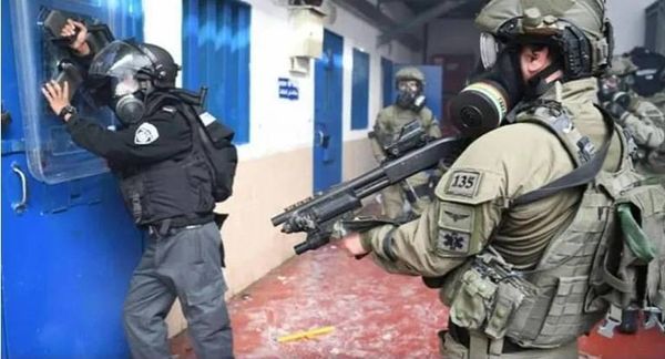 إصابات في نابلس... سلطات الاحتلال تقتحم زنازين سجن عوفر وتهاجم أسرى فلسطينيين