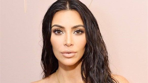 كيم كارداشيان تشعل انستغرام باللون الأبيض وتسخر من نفسها في هذه الصورة...
