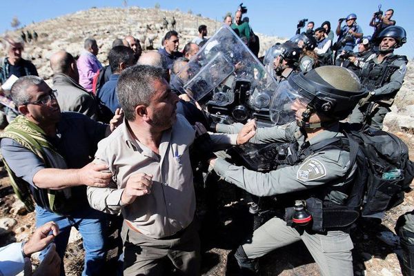 الفلسطينيّون يُقاومون في الضفة الغربيّة وحيدين ولن ينزحوا من أرضهم
الإتفاق الأمني في العقبة ترضخ له السلطة وتقبل بالشروط الأميركيّة... و"إسرائيل" لا توقف الإستيطان