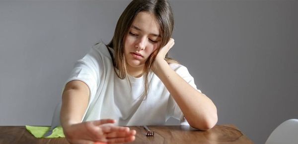 ما تأثير الساعة البيولوجية على عادات الأكل لدى المراهقين؟