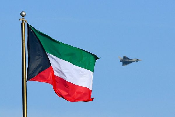 الدفاع الكويتية: التصدي لسبعة صواريخ باليستية فوق مناطق سكنية