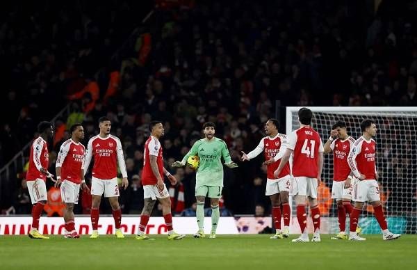 بعد هدية توتنهام.. كم نقطة يحتاجها أرسنال للتتويج بالبريميرليغ؟