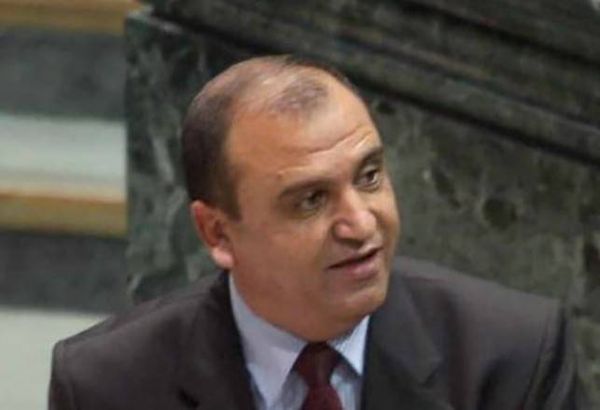 بالفيديو.. نائب أردني يرفع حذاءه في وجه نتنياهو!