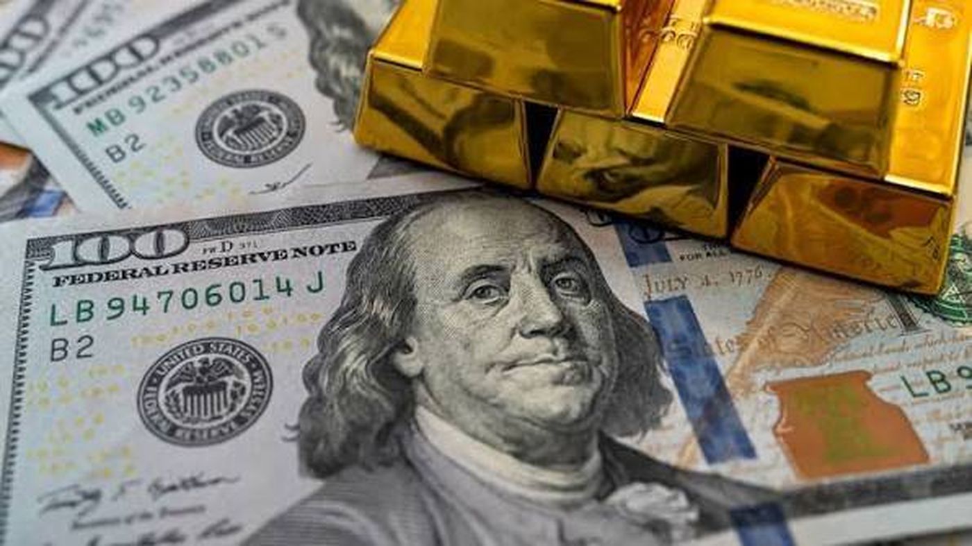 الذهب يتراجع بأكثر من 1% تحت ضغط قوة الدولار